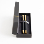 Set de bolígrafo y roller de metal con aire elegante tinta azul vista de ambiente