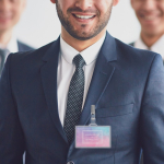 Identificador de plástico con enganche de bolsillo extraíble 9x5.5cm vista de ambiente