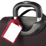 Identificador de maletas de varios colores con cara transparente color burdeos