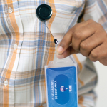 Portacredenciales extensible con casquillo de resina con clip