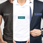 Identificador plateado con papel interior y cierre magnético color plateado