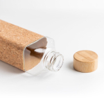 Botella de cristal con tapa de bambú y funda de corcho 640ml vista en caja