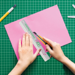 Regla de plástico multiusos con escala en relieve de 20cm