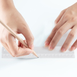 Regla de plástico multiusos con escala en relieve de 20cm vista de ambiente