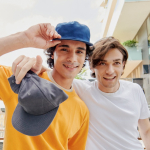 Gorra para empresas vintage de algodón reciclado con visera plana 260 g/m2 vista de ambiente