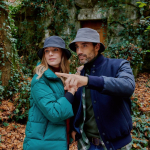 Gorro estilo bob reversible con forro polar interior 120 g/m2 vista de ambiente