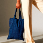 Bolsa aterciopelada de poliéster con asas largas 240 g/m2 color azul marino vista detalle