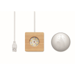 Bola de cristal edición navideña con luz LED sobre base de madera color madera cuarta vista