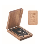 Cable de carga con 3 diferentes conectores en una caja personalizable color madera vista de impresión