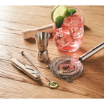 Kit para cóctel con 5 instrumentos claves en una bolsa de algodón color beige vista bodegón principal