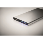 Batería externa personalizada en aluminio de 8.000 mAh color plateado mate vista fotografía cuarta vista