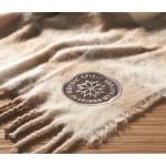 Manta de poliéster RPET con diseño de cuadros y flecos en el borde color beige cuarta vista bodegón