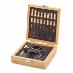 Caja de bambú que incluye juego de ajedrez pequeño y set de vino color madera sexta vista