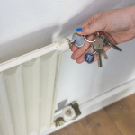 Llavero de zinc reciclado con llave de radiador y moneda de carro color plateado vista de ambiente 2