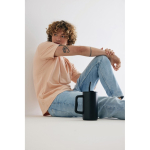 Taza térmica elegante de acero inoxidable reciclado 800ml color negro segunda vista con modelo