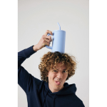 Taza térmica elegante de acero inoxidable reciclado 800ml color azul claro tercera vista con modelo