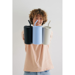 Taza térmica elegante de acero inoxidable reciclado 800ml color azul claro cuarta vista con modelo