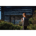 Mochila antirrobo de RPET que se convierte en maletín para PC 16” color negro vista de ambiente 3