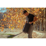 Mochila antirrobo de RPET que se convierte en maletín para PC 16” color gris vista de ambiente