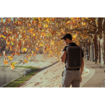 Mochila antirrobo de RPET que se convierte en maletín para PC 16” color gris vista de ambiente 2