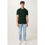 Camiseta unisex en algodón regular fit para promociones 180 g/m2 Iqoniq color verde bosque vista con modelo