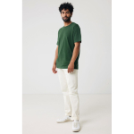 Camiseta unisex en 100% algodón regular fit 180 g/m2 Iqoniq color verde bosque tercera vista con modelo