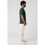 Camiseta unisex en 100% algodón regular fit 180 g/m2 Iqoniq color verde bosque cuarta vista con modelo