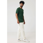 Camiseta unisex en 100% algodón regular fit 180 g/m2 Iqoniq color verde bosque quinta vista con modelo