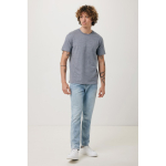 Camiseta unisex en algodón regular fit para promociones 180 g/m2 Iqoniq color gris claro jaspeado vista con modelo