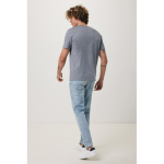 Camiseta unisex en algodón regular fit para promociones 180 g/m2 Iqoniq color gris claro jaspeado segunda vista con modelo