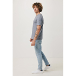 Camiseta unisex en algodón regular fit para promociones 180 g/m2 Iqoniq color gris claro jaspeado tercera vista con modelo