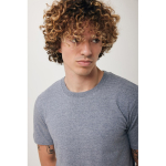 Camiseta unisex en algodón regular fit para promociones 180 g/m2 Iqoniq color gris claro jaspeado cuarta vista con modelo