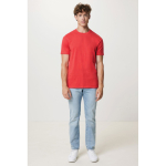 Camiseta unisex en algodón regular fit para promociones 180 g/m2 Iqoniq color coral segunda vista con modelo