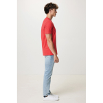 Camiseta unisex en algodón regular fit para promociones 180 g/m2 Iqoniq color coral tercera vista con modelo