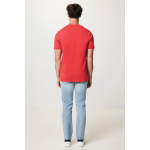 Camiseta unisex en algodón regular fit para promociones 180 g/m2 Iqoniq color coral cuarta vista con modelo