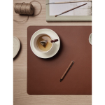 Bolígrafo de aluminio reciclado con mecanismo de giro tinta azul color marrón vista de ambiente