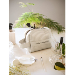 Bolso de mano de materiales reciclados forrado con asa lateral vista bodegón