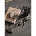 Bolígrafo giratorio de acero inoxidable reciclado tinta negra vista bodegón