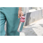 Botella MEPAL de plástico transparente con tritán y asa 700ml color rosa imagen de estilo de vida