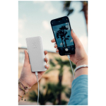 Powerbank de carga rápida con tecnología FastCharge 10.000 mAh color blanco imagen de estilo de vida