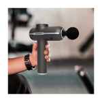 Pistola masajeadora inalámbrica Prixton MGF80 Synergy con 4 cabezales color negro imagen de estilo de vida 2