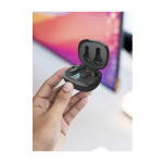 Auriculares Prixton TWS159 con cancelación de ruido ambiental color negro imagen de estilo de vida
