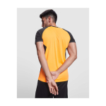 Camiseta sport bicolor para niños manga corta 140 g/m2 Roly Bugatti color naranja fluorescente imagen de estilo de vida