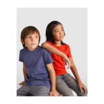 Camiseta infantil de manga corta de algodón en punto 165 g/m2 Roly color azul vaquero imagen de estilo de vida