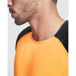 Camiseta deportiva unisex en manga corta de poliéster 140 g/m2 Roly color naranja imagen de estilo de vida 2