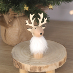 Adorno navideño de madera en forma de reno con pelaje blanco vista de ambiente