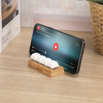 Soporte para móvil con teclado mecánico de funcionalidad antiestrés vista de ambiente