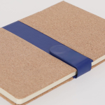Libreta de corcho con banda de cierre magnético de PU a rayas A5 tercera vista