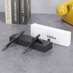 Elegante set de bolígrafo giratorio y roller con capucha de tinta azul vista de ambiente