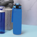 Botella diseñada para una buena hidratación con dosificador 1L vista de ambiente